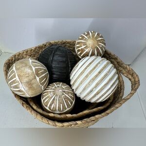 Bundle of 2 woven baskets 3 large and 3 medium carved wooden balls